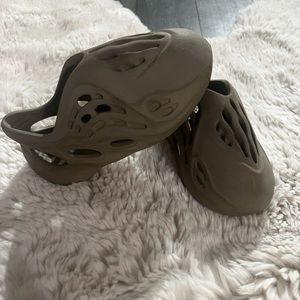 9k Yeezy foam runners